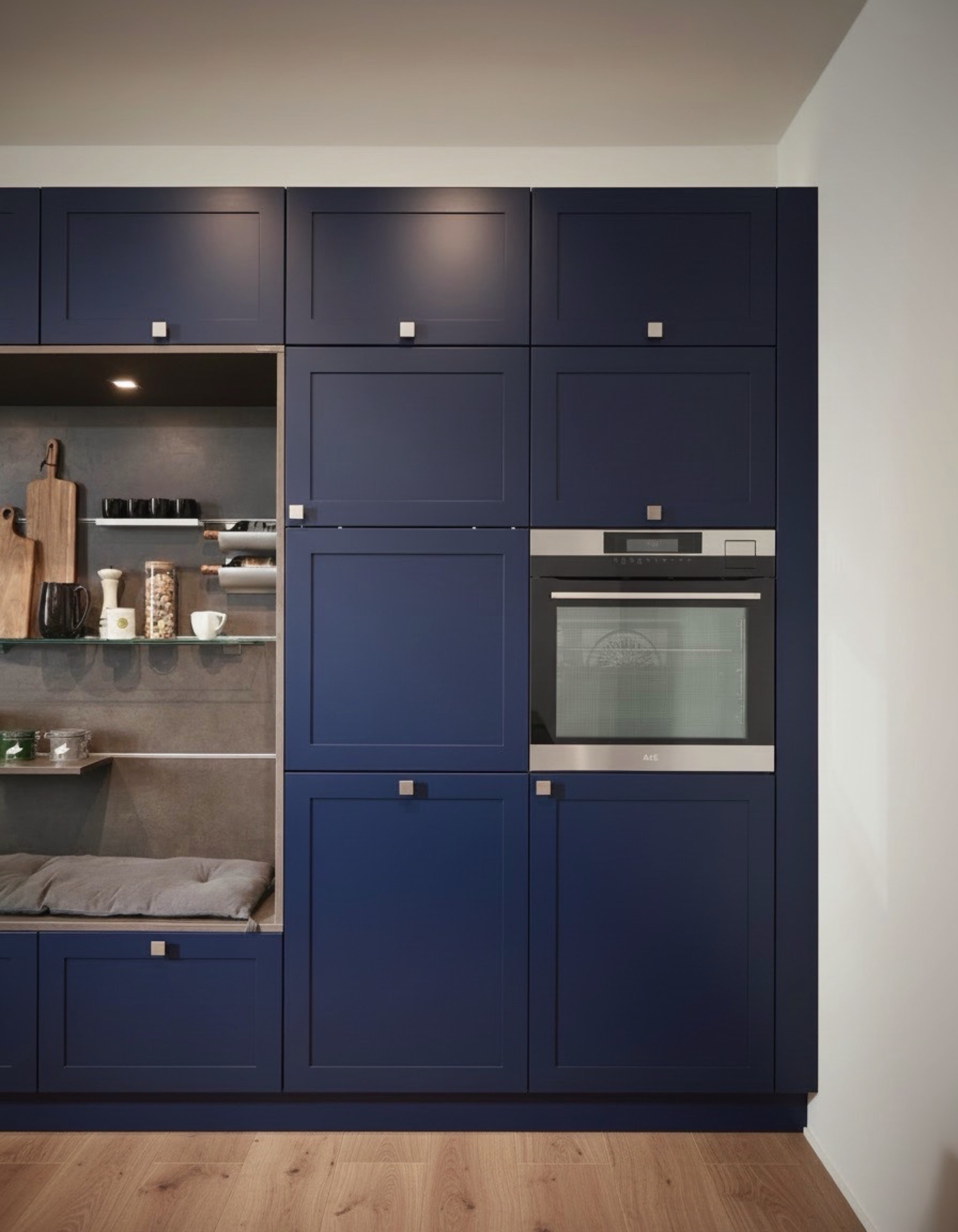 Lichte eiken keuken met terracotta krukken