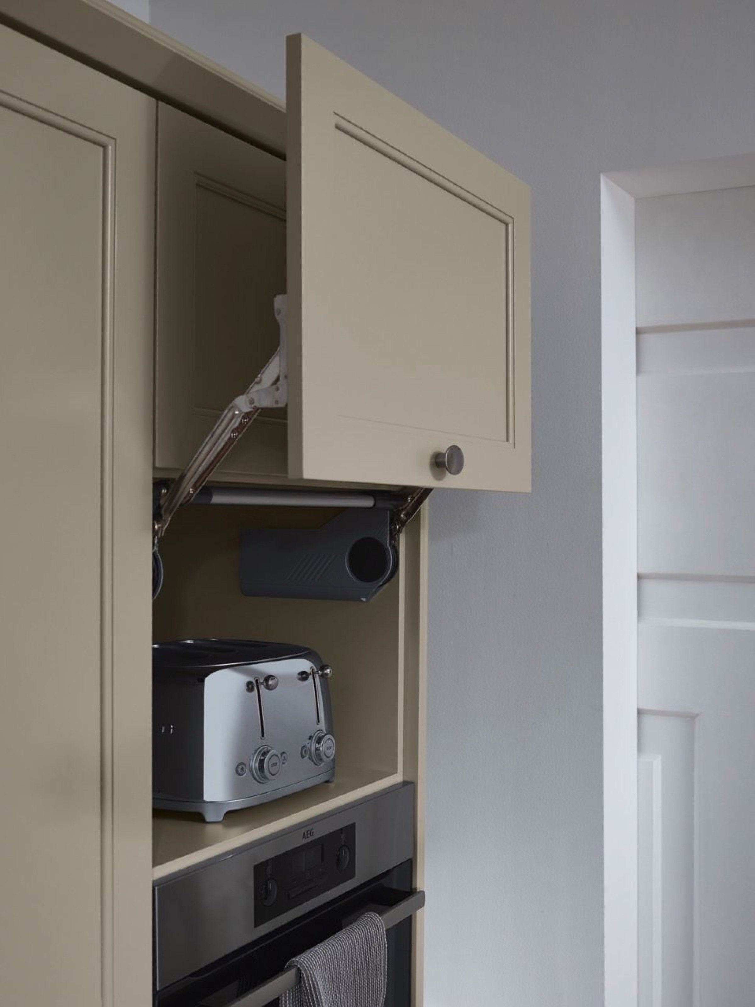 Klepkast boven oven met broodrooster