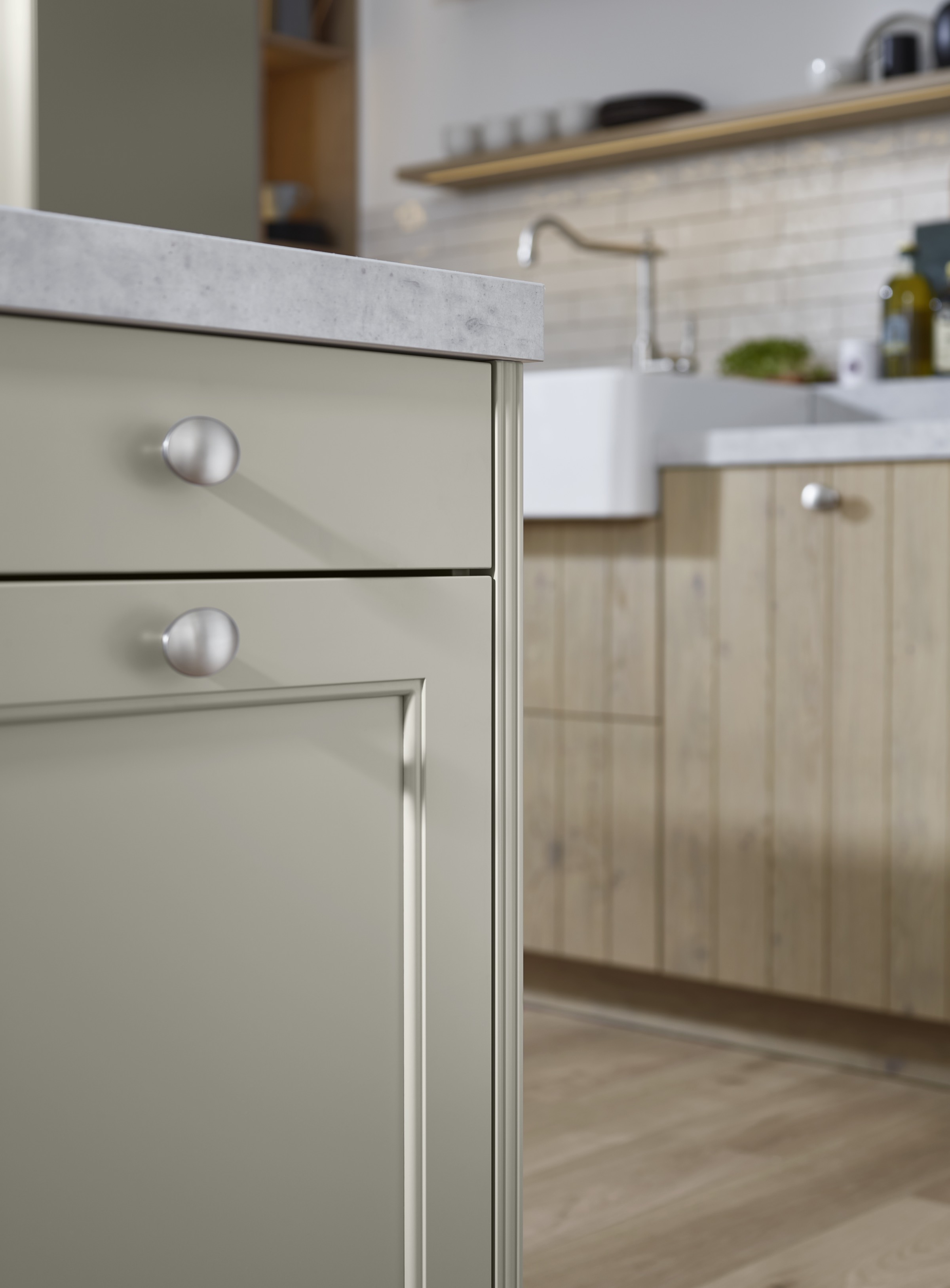 Detail van rvs knoppen op shaker-fronten
